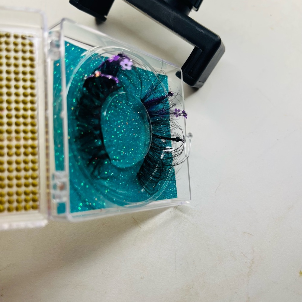 lashes - Picture 2 of 2